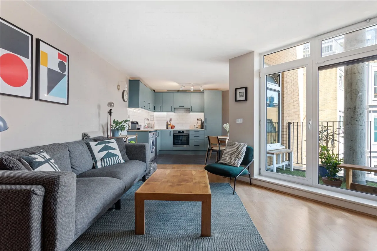 2 bed flat for sale, Martello Street, London, E8