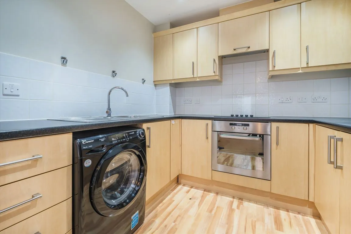 Wooldridge Close, TW14, photo 3