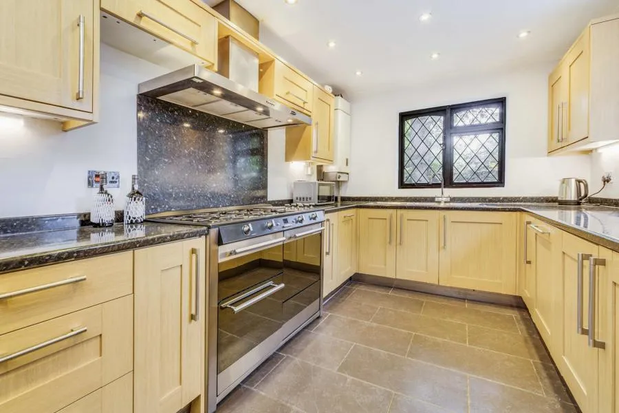 5 bed house to rent, Hedingham Close, Horley, RH6