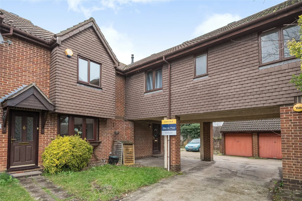 3 bed house for sale — Turners Meadow Way, Beckenham, BR3