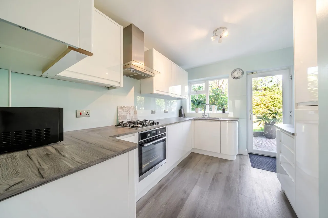 Avenue Road, DA8, photo 2