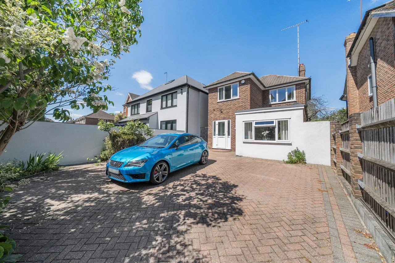 3 bed house for sale — Avenue Road, DA8