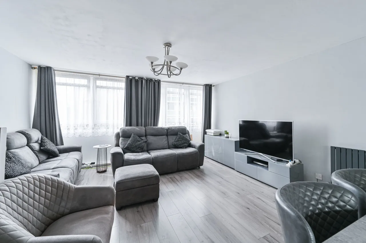 Flat 20 Colbert, Sceaux Gardens, London, photo 2