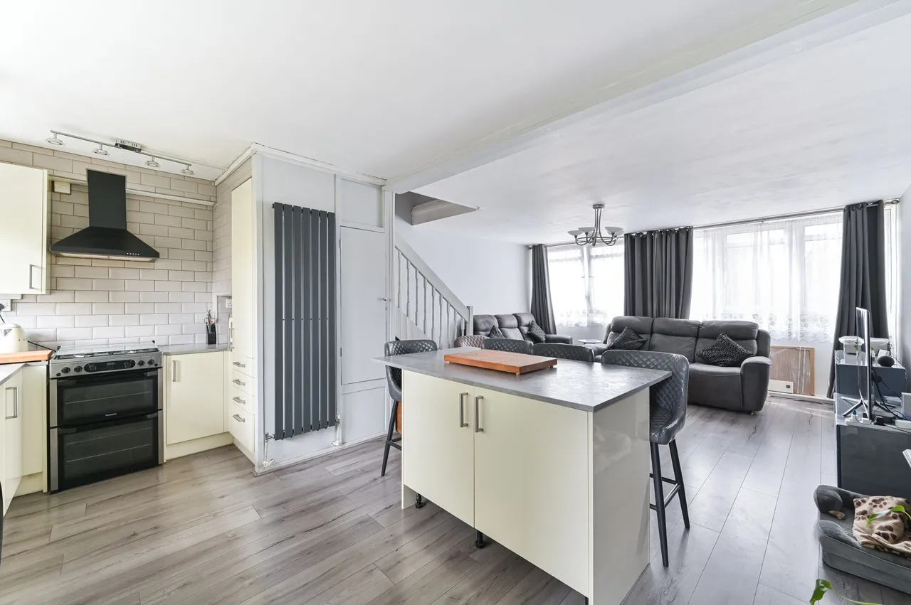 Flat 20 Colbert, Sceaux Gardens, London, photo 3