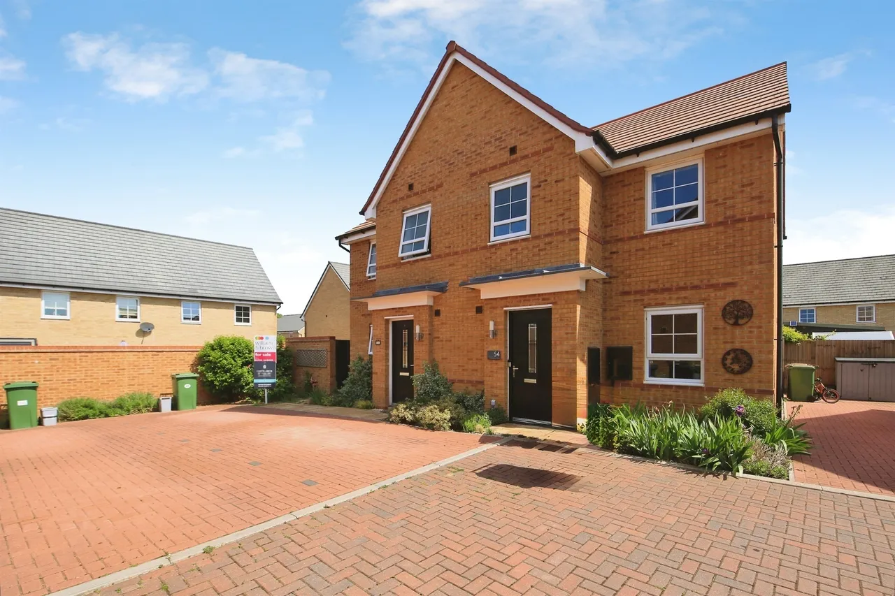 3 bed house for sale — Broadstone Drive, Hampton Water, Peterborough