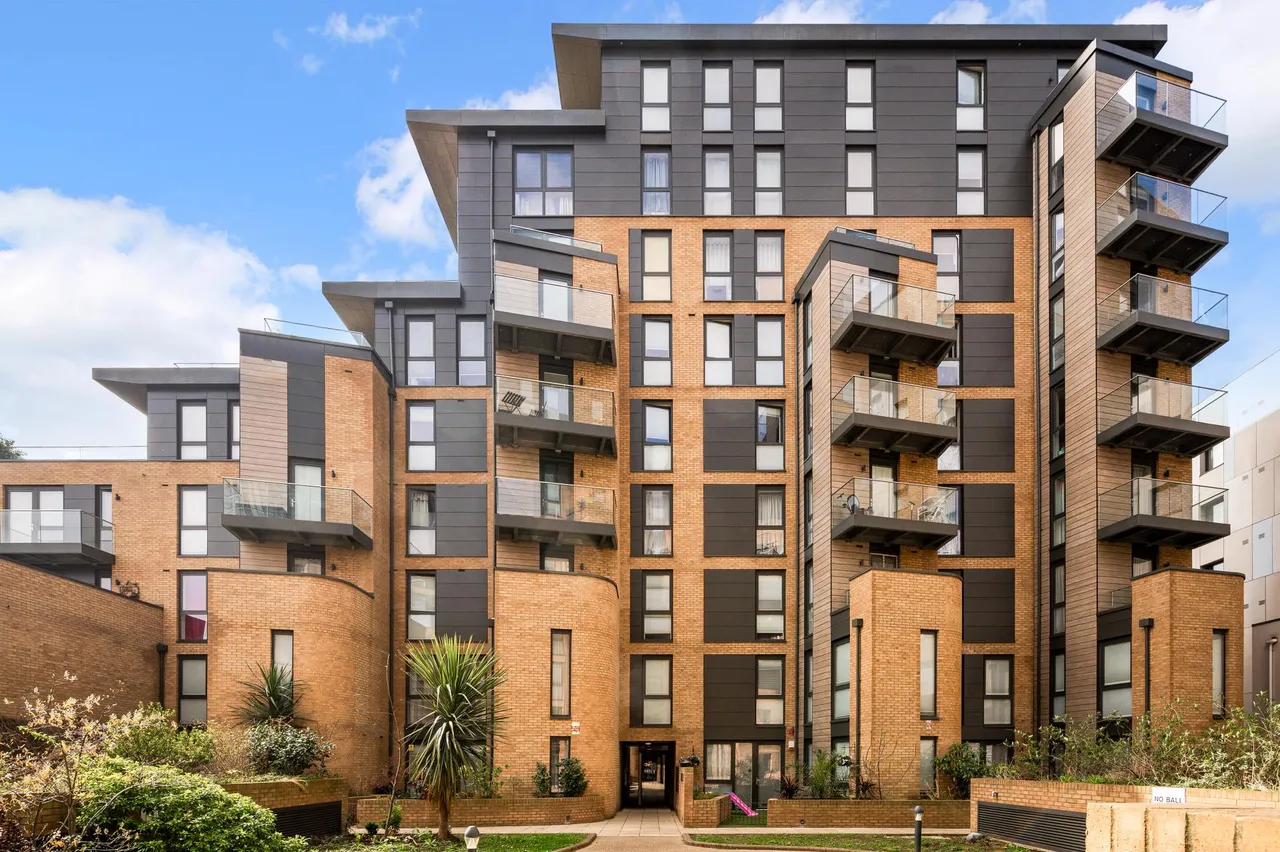 2 bed flat for sale, Baltic Avenue, Brentford, TW8