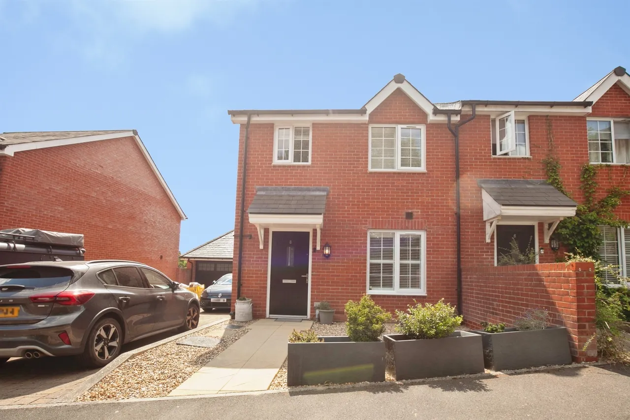 3 bed house for sale — Hurstfield Crescent, Haywards Heath