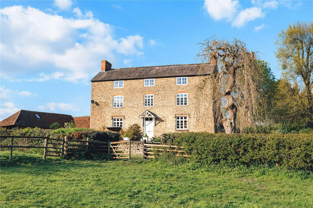 6 bed house for sale — Poughnhill, Caynham, Ludlow, Shropshire, SY8 4JY