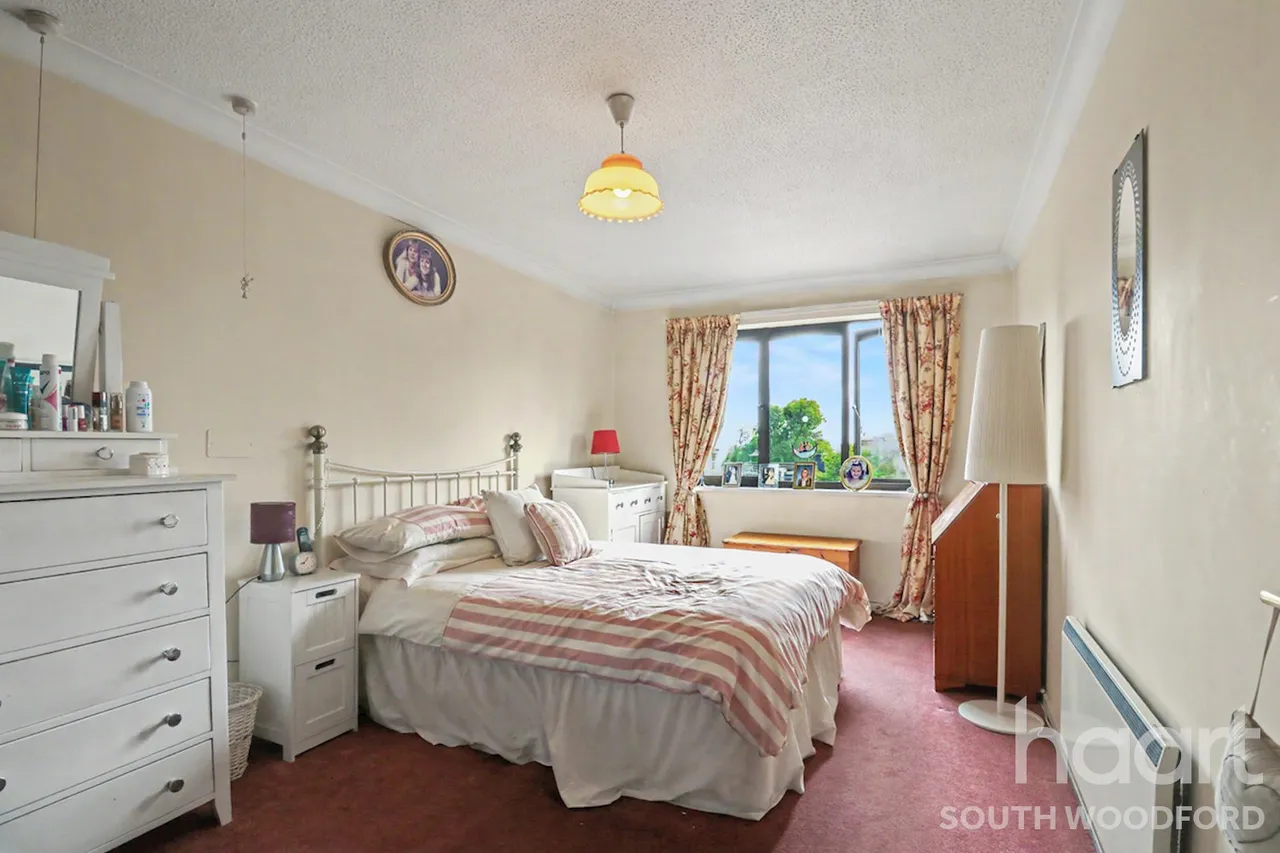 High Road, London, E18, photo 7