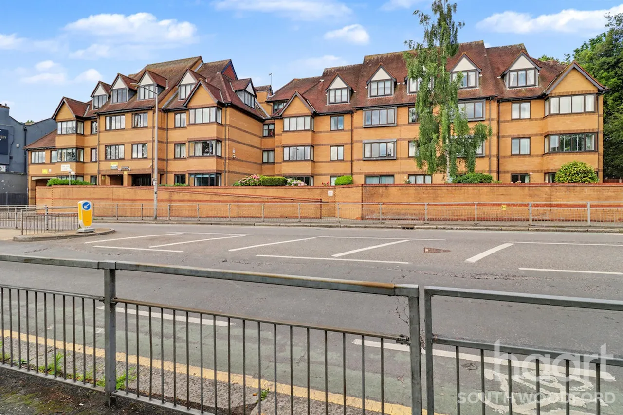 High Road, London, E18, photo 10