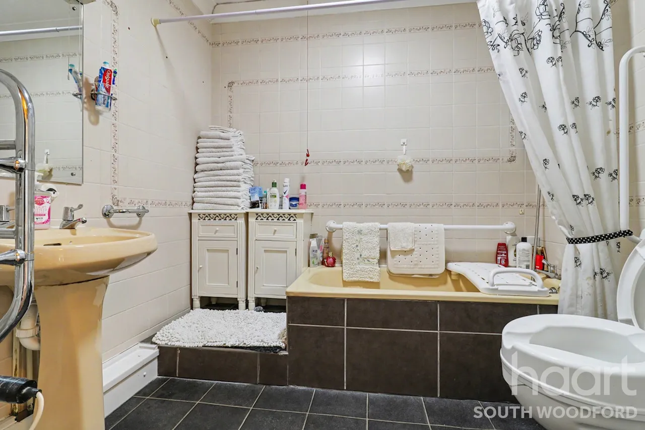 High Road, London, E18, photo 4