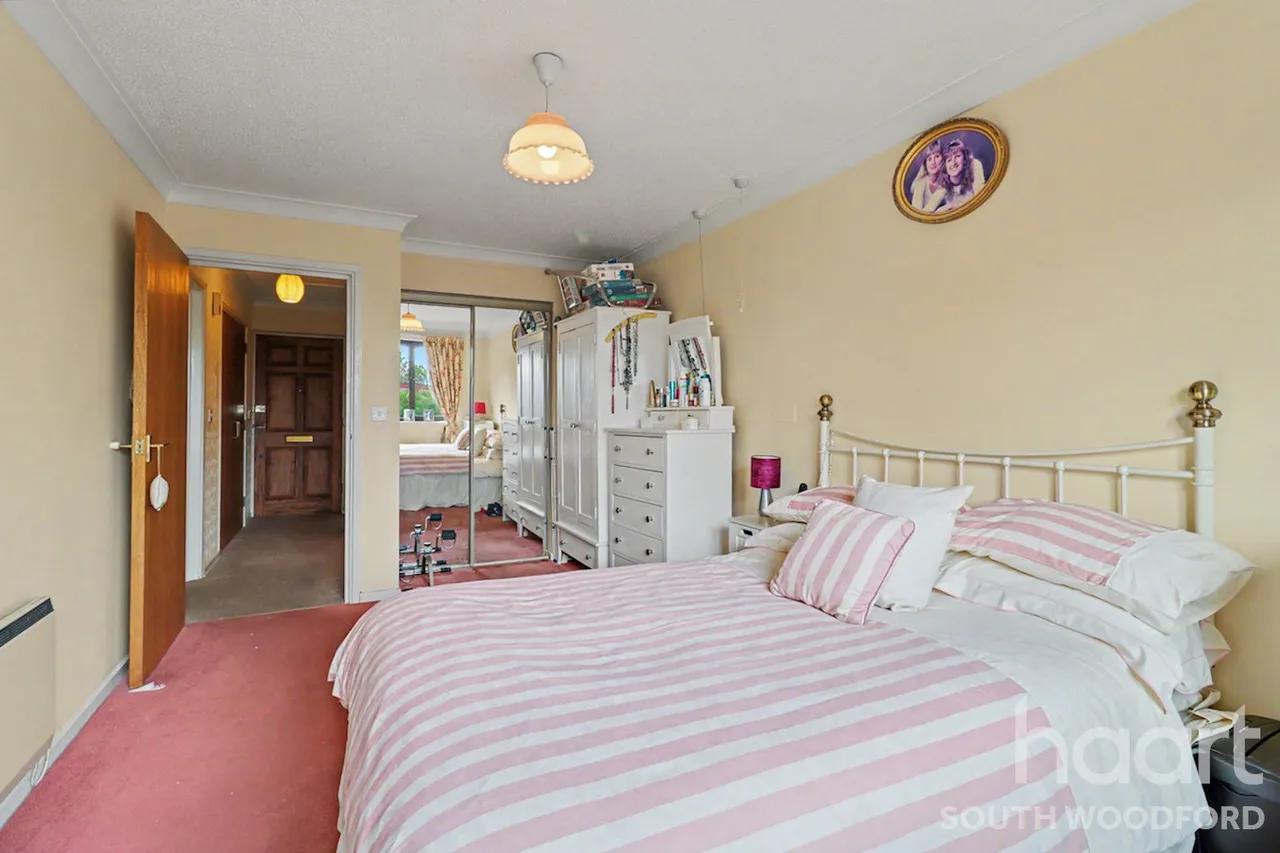 High Road, London, E18, photo 5