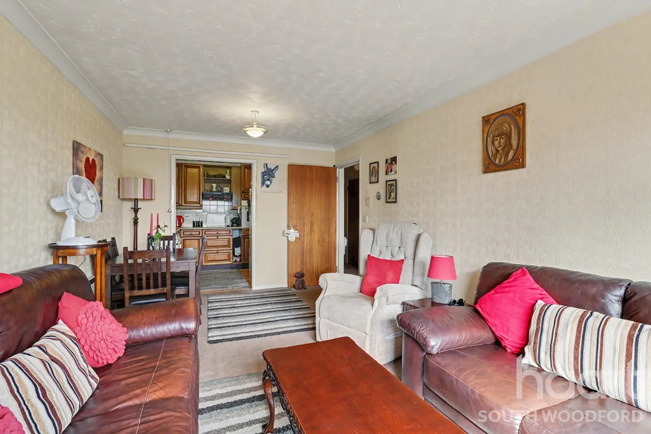 High Road, London, E18, photo 2