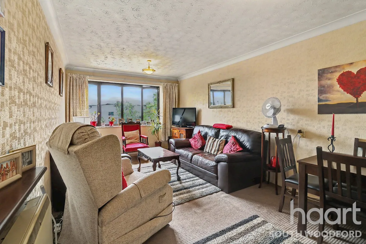 High Road, London, E18, photo 6