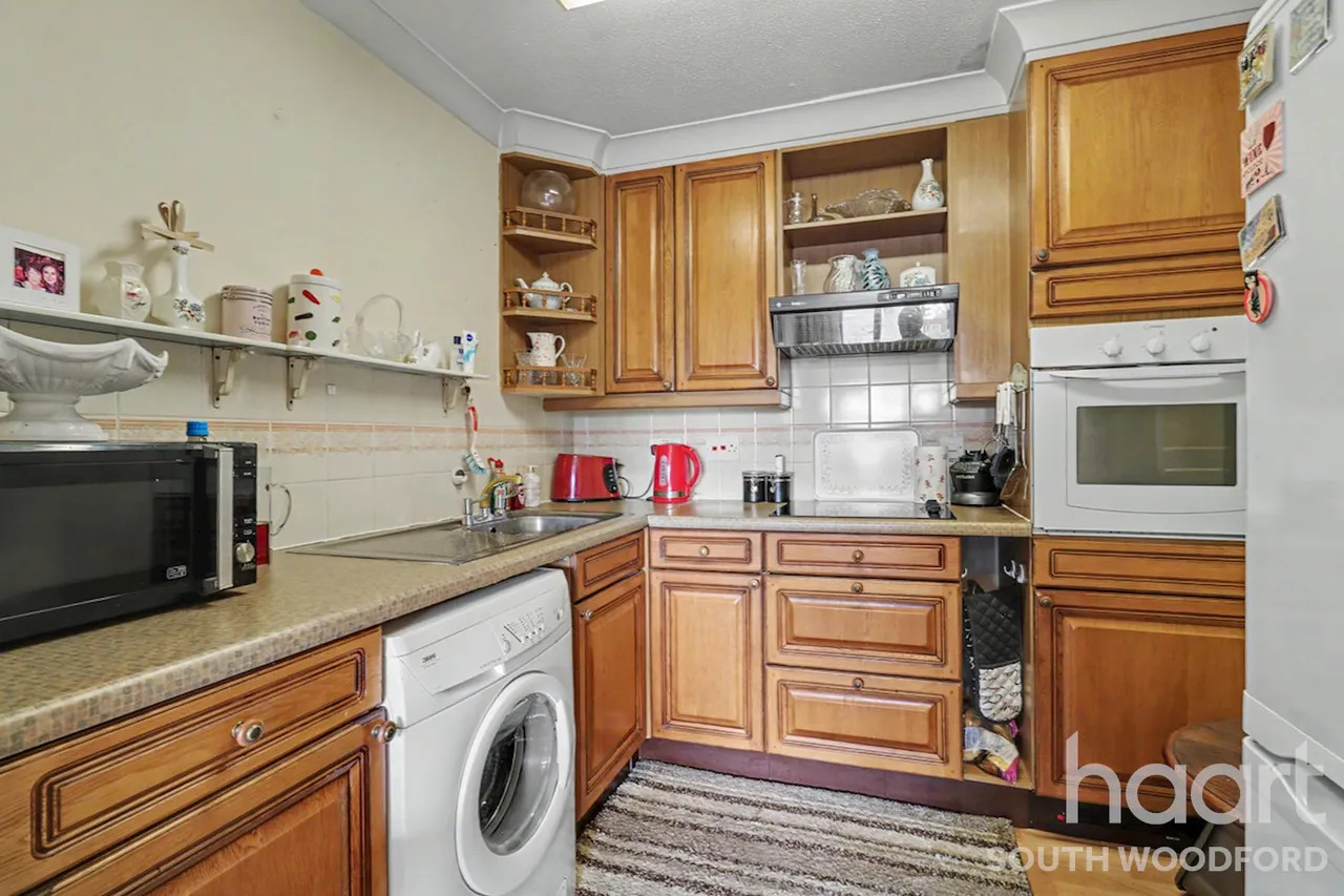 High Road, London, E18, photo 3