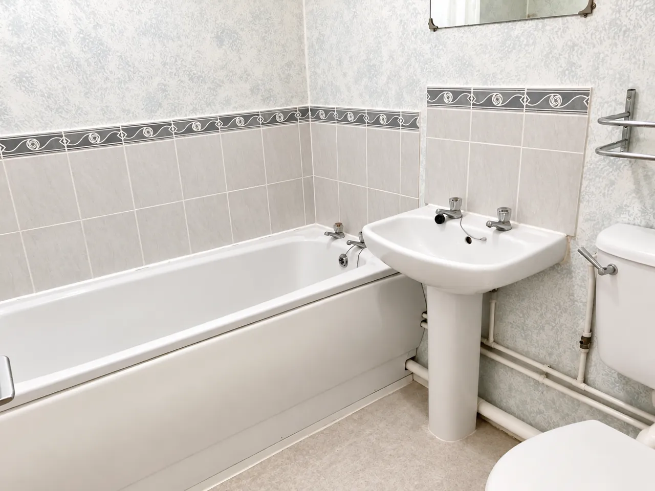 CHESTNUT ROAD, BASILDON, photo 4