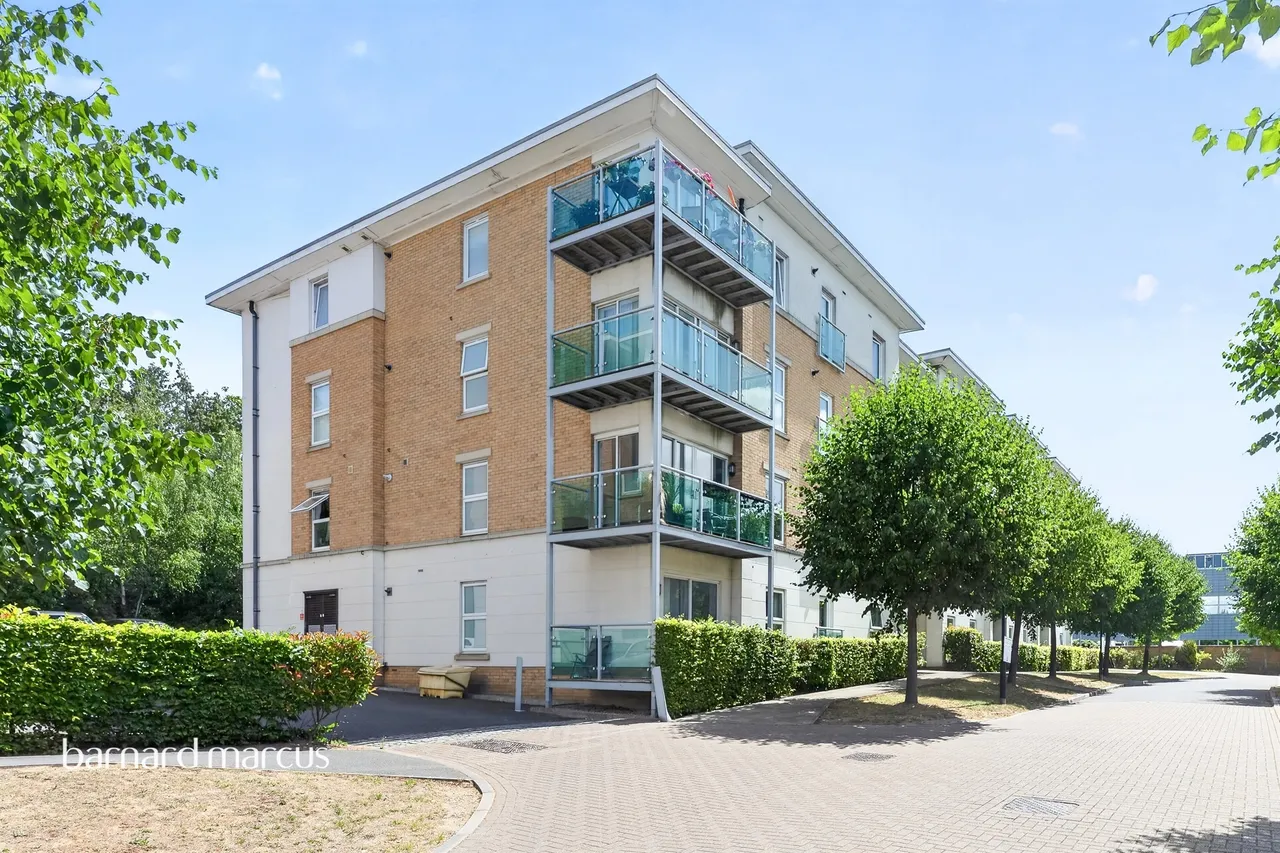 2 bed flat for sale — Highbury Drive, Leatherhead