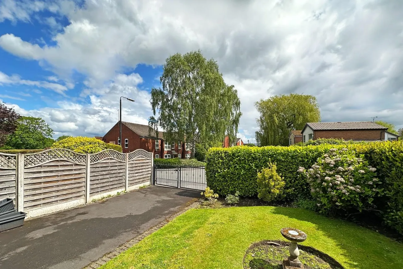 Wellfield Lane, Hale, Cheshire WA15 8LP, photo 28
