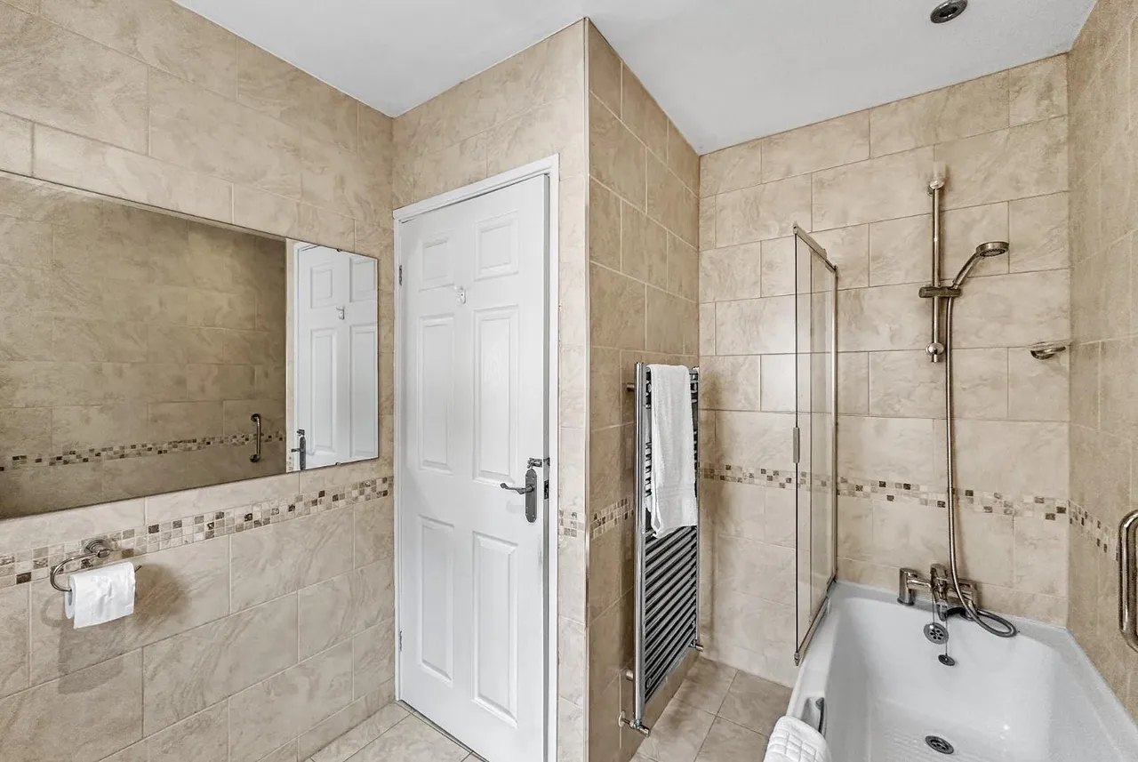 Wellfield Lane, Hale, Cheshire WA15 8LP, photo 17