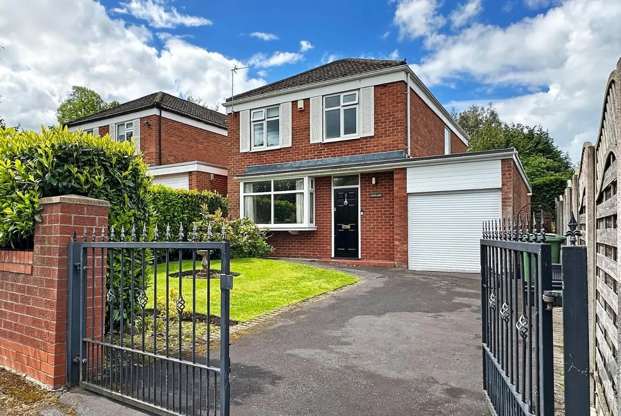 3 bed house for sale — Wellfield Lane, Hale, Cheshire WA15 8LP