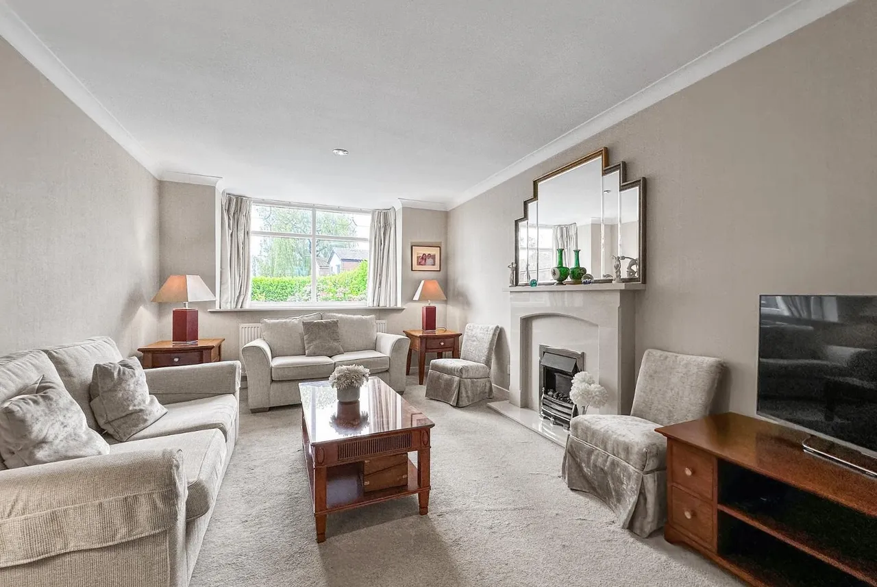 Wellfield Lane, Hale, Cheshire WA15 8LP, photo 2
