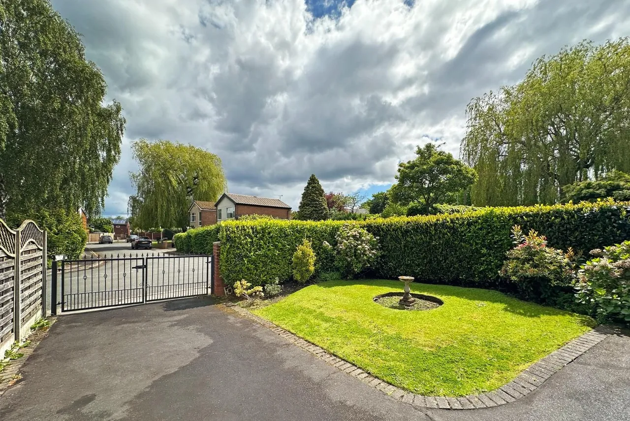 Wellfield Lane, Hale, Cheshire WA15 8LP, photo 27