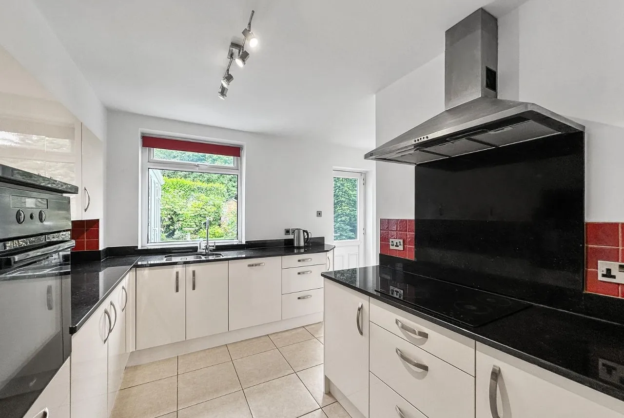 Wellfield Lane, Hale, Cheshire WA15 8LP, photo 3