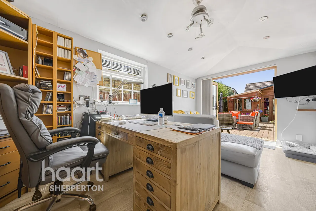 Bedfont Road, Stanwell, TW19, photo 18