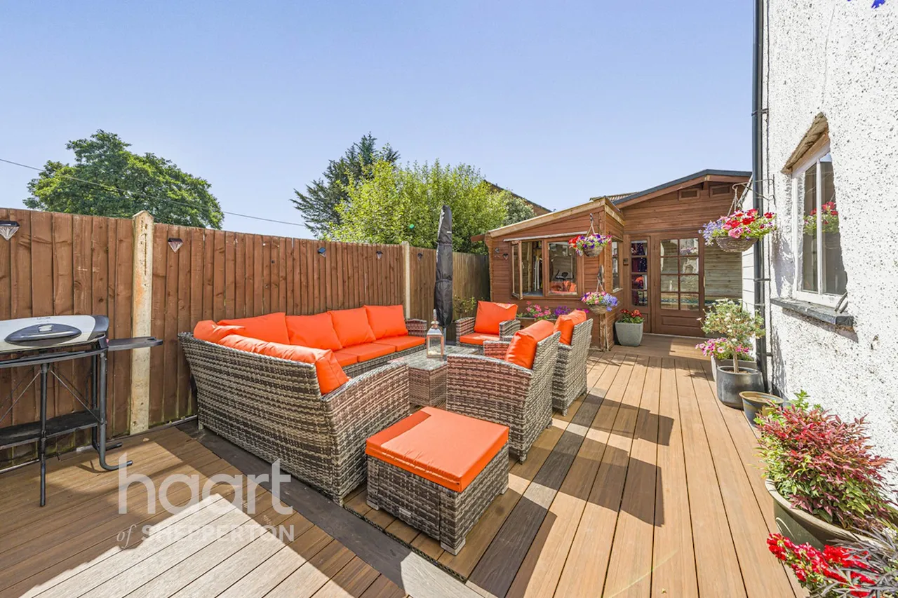 Bedfont Road, Stanwell, TW19, photo 25