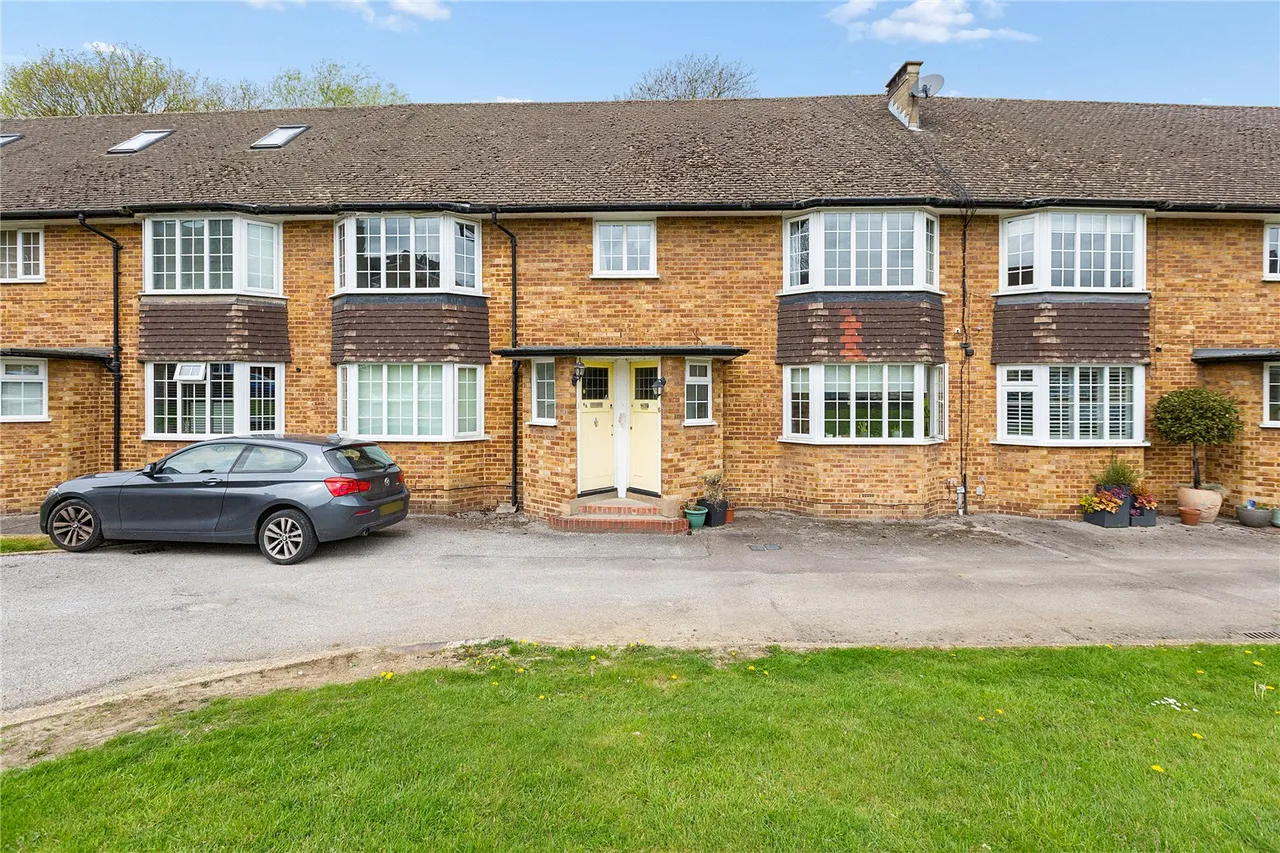 2 bed flat for sale, Waldegrave Court, Upminster, RM14