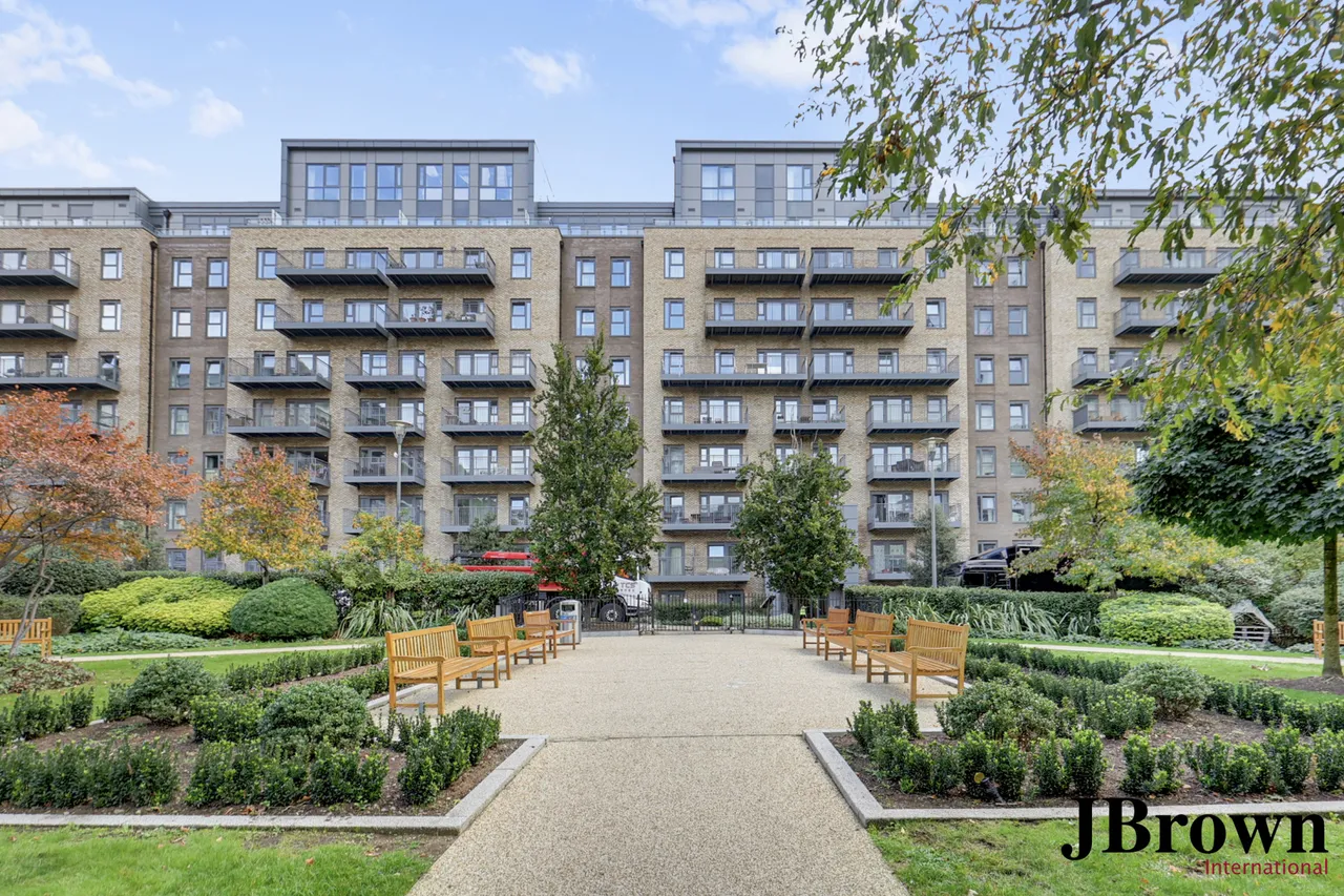 Beaufort Square, London, NW9, photo 17