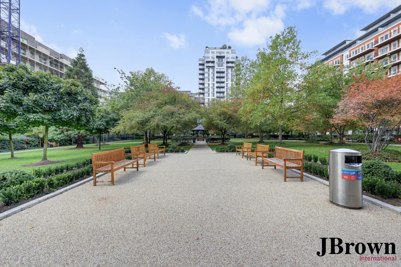 Beaufort Square, London, NW9, photo 16