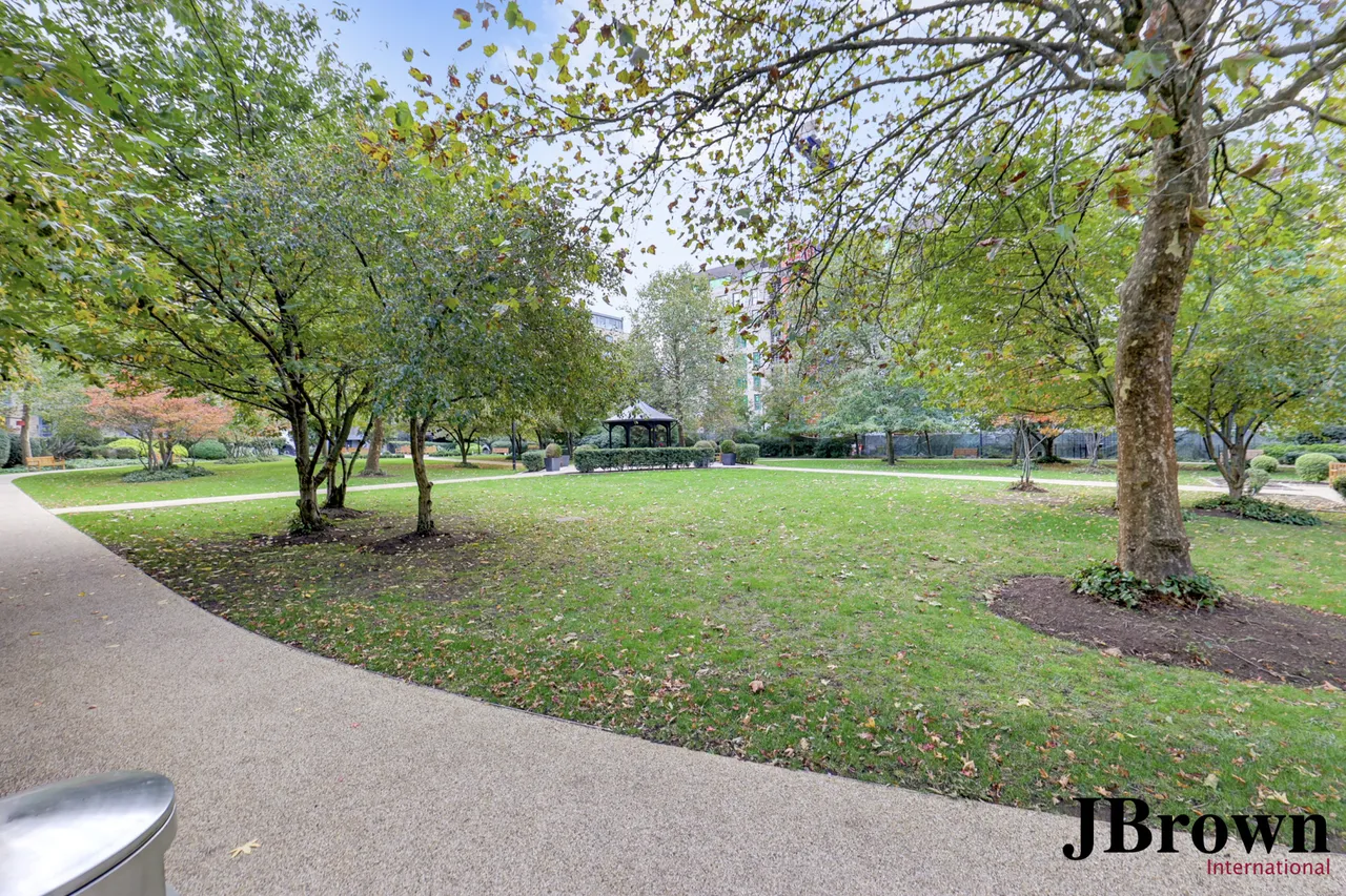 Beaufort Square, London, NW9, photo 15