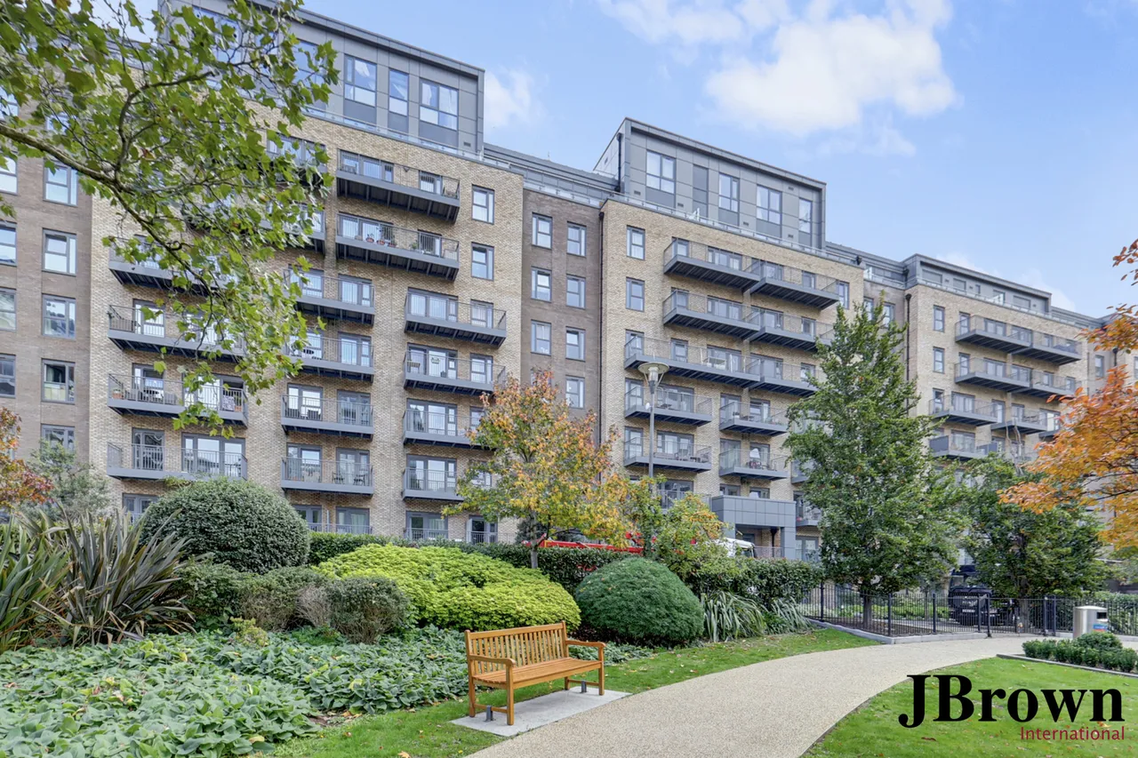 2 bed flat for sale, Beaufort Square, London, NW9