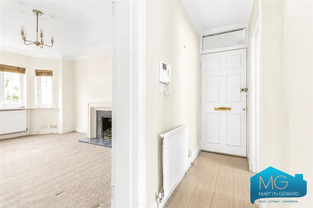 Etchingham Park Road, London, N3, photo 2