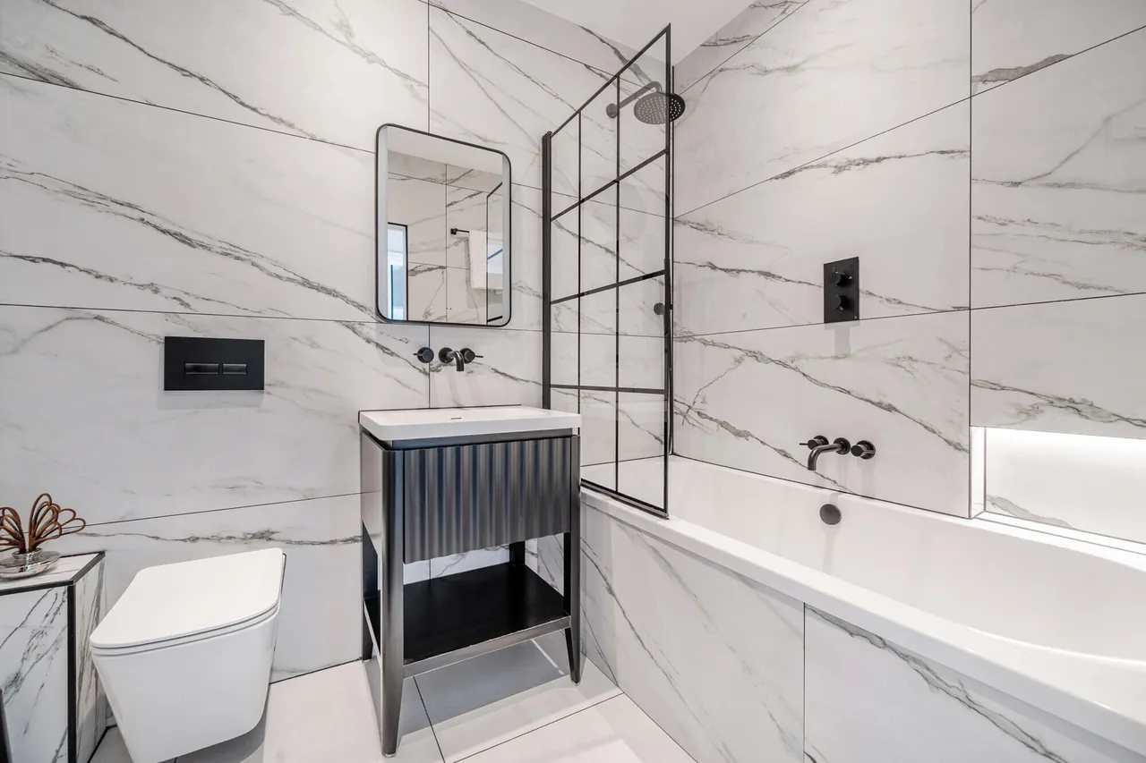 High Street, Esher, KT10, photo 8