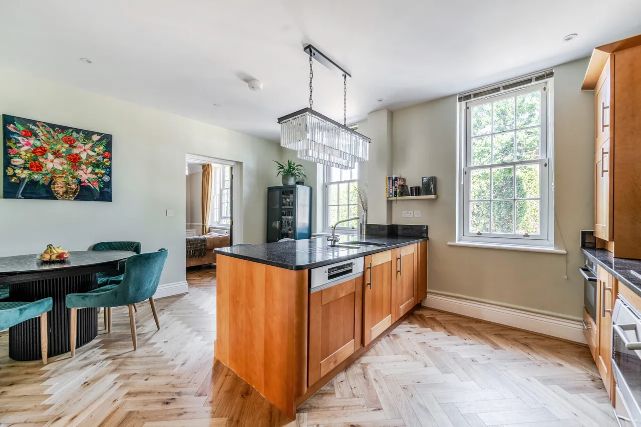 High Street, Esher, KT10, photo 4