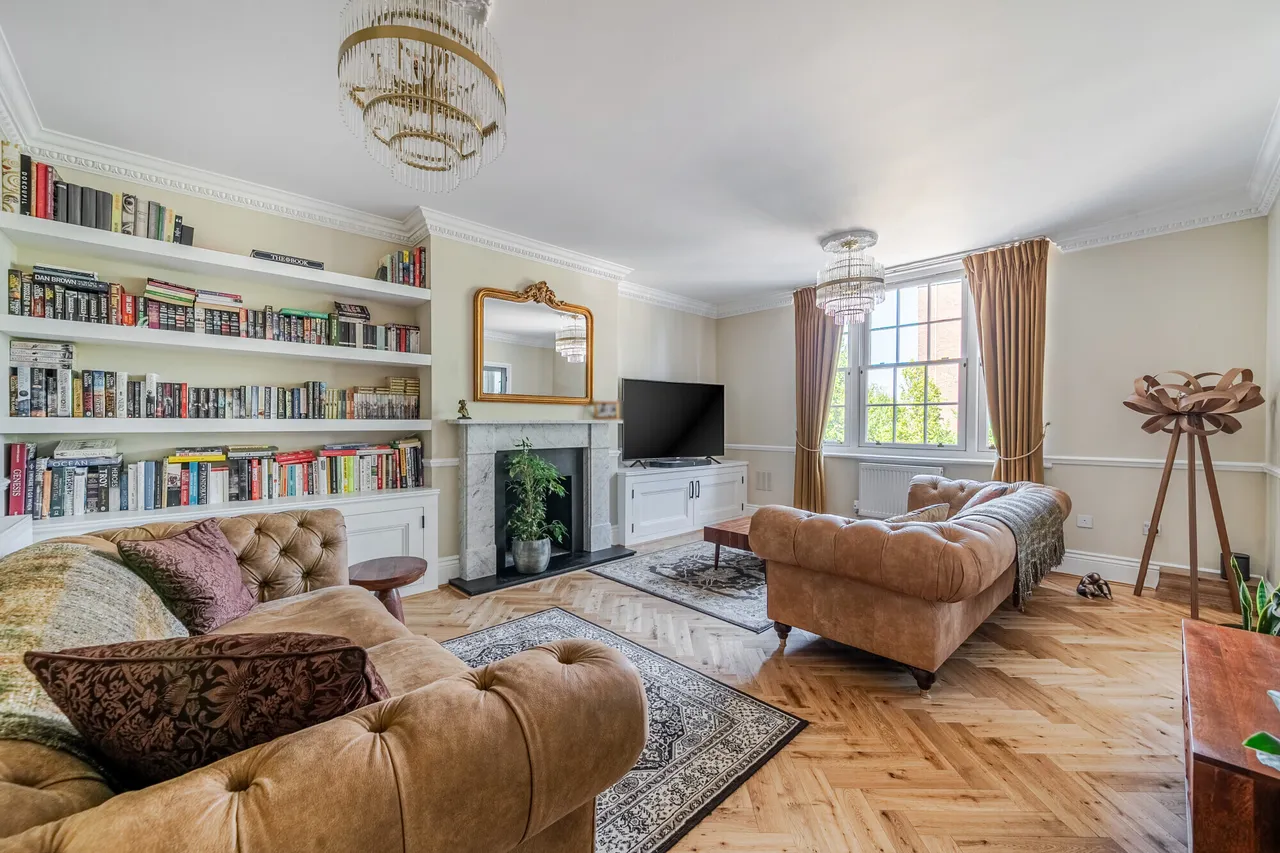 2 bed flat for sale — High Street, Esher, KT10
