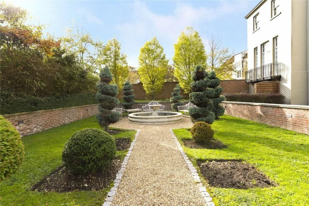 High Street, Esher, KT10, photo 9