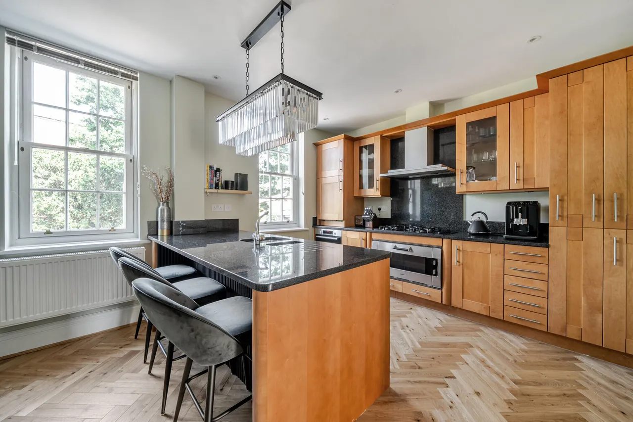High Street, Esher, KT10, photo 2