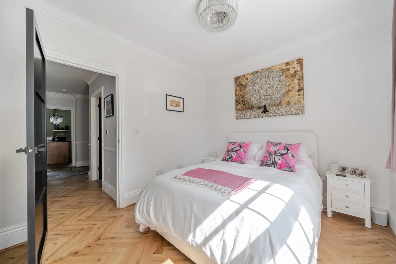 High Street, Esher, KT10, photo 7