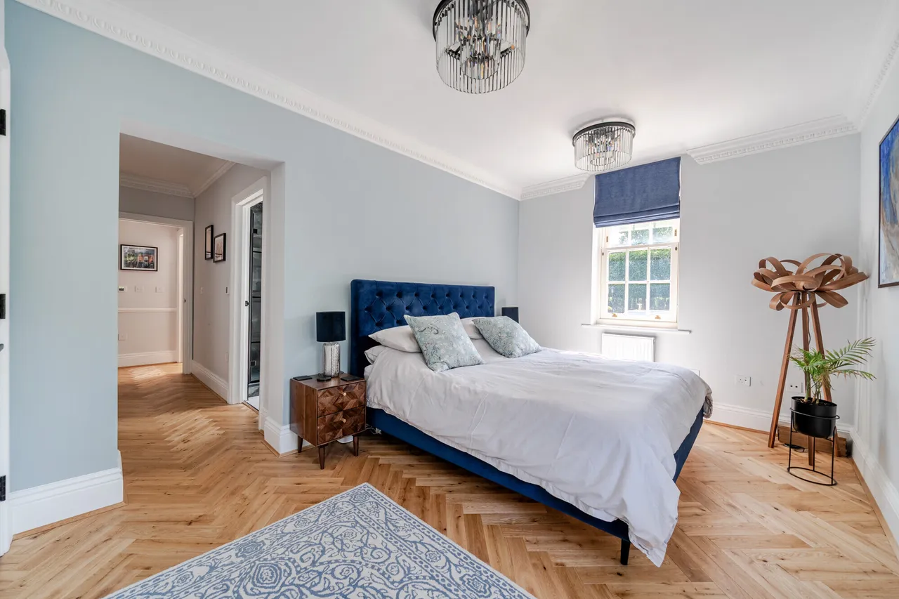 High Street, Esher, KT10, photo 5