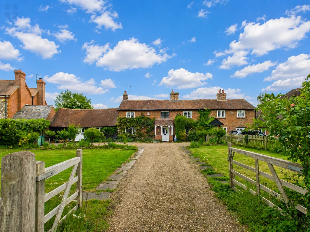 3 bed house for sale — Risborough Road, Stoke Mandeville, Aylesbury, HP22 5UP