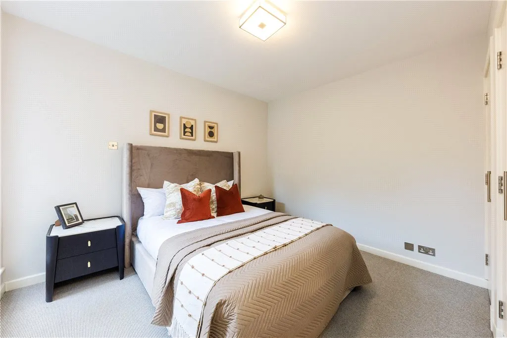 Battersea High Road, London, SW11, photo 19