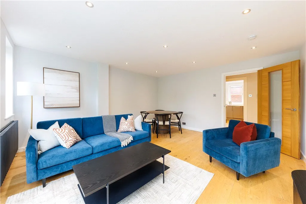 Battersea High Road, London, SW11, photo 3
