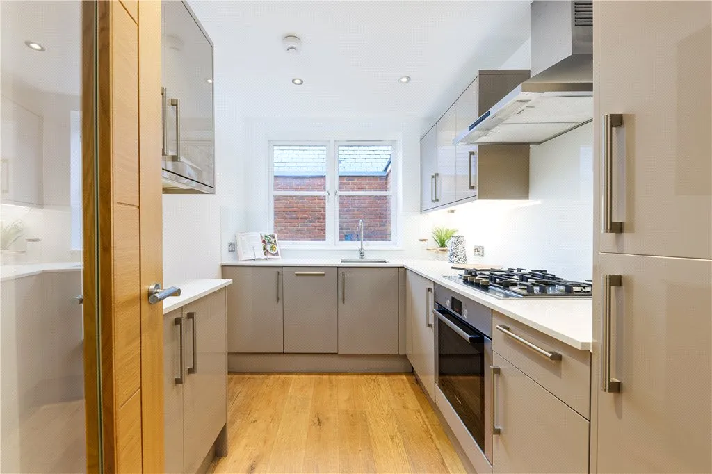 Battersea High Road, London, SW11, photo 10