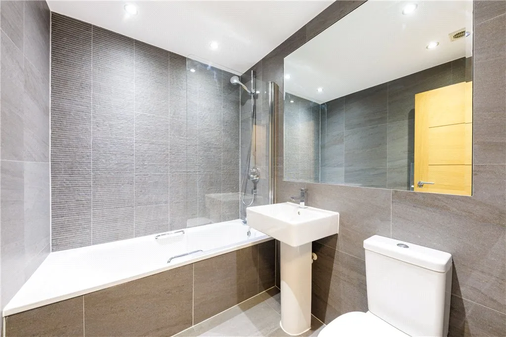 Battersea High Road, London, SW11, photo 9