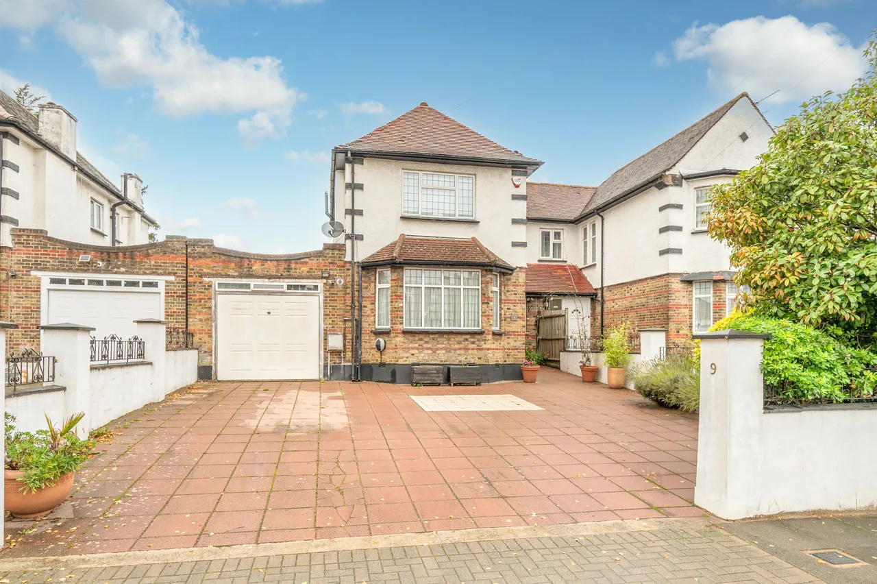 4 bed house for sale — 9 Birchen Grove, London