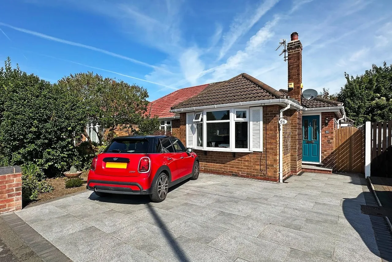 3 bed house for sale — Shaftesbury Avenue, Timperley WA15 7NP
