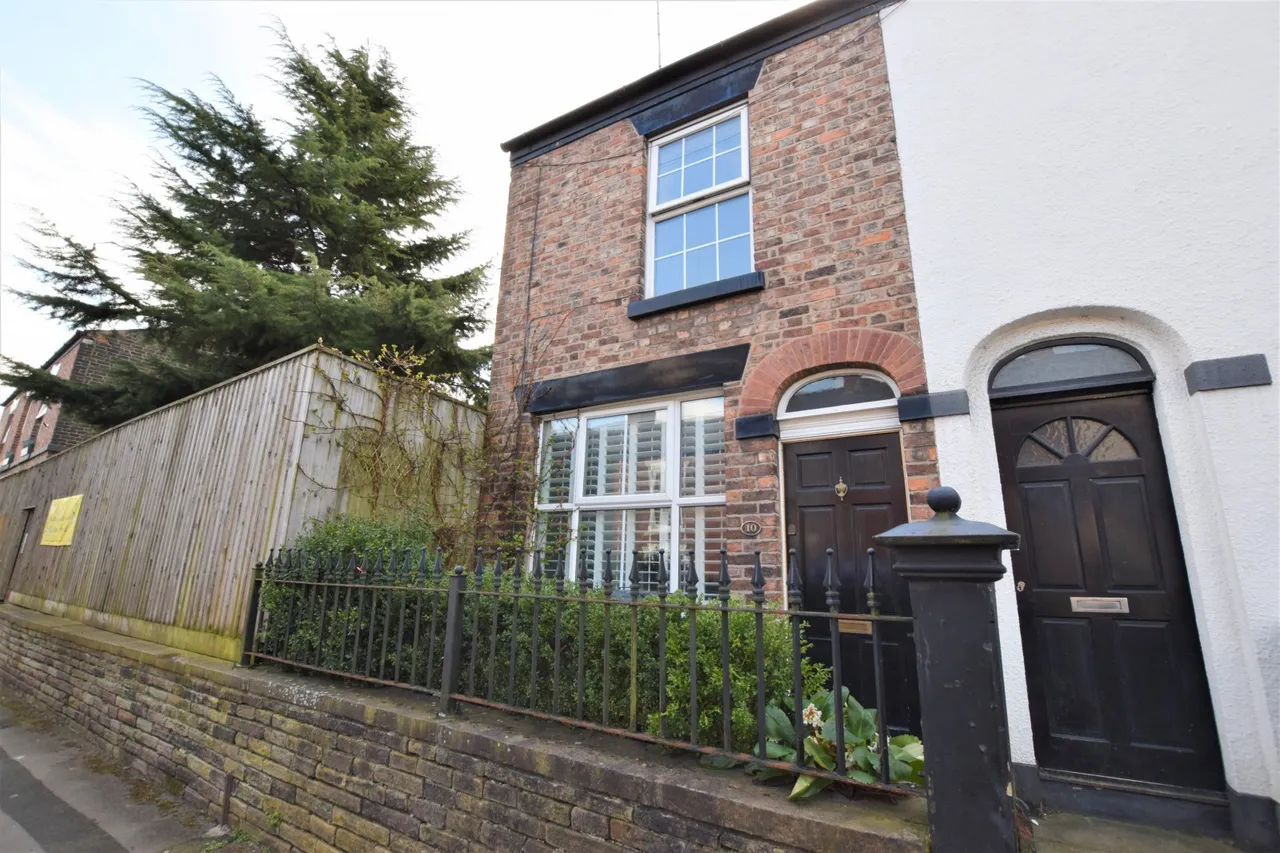 2 bed house to rent, Prestbury Road, Macclesfield
